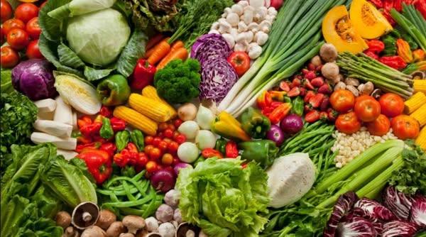 Assortimento di verdure fresche e colorate, ideale per diete vegane e vegetariane.